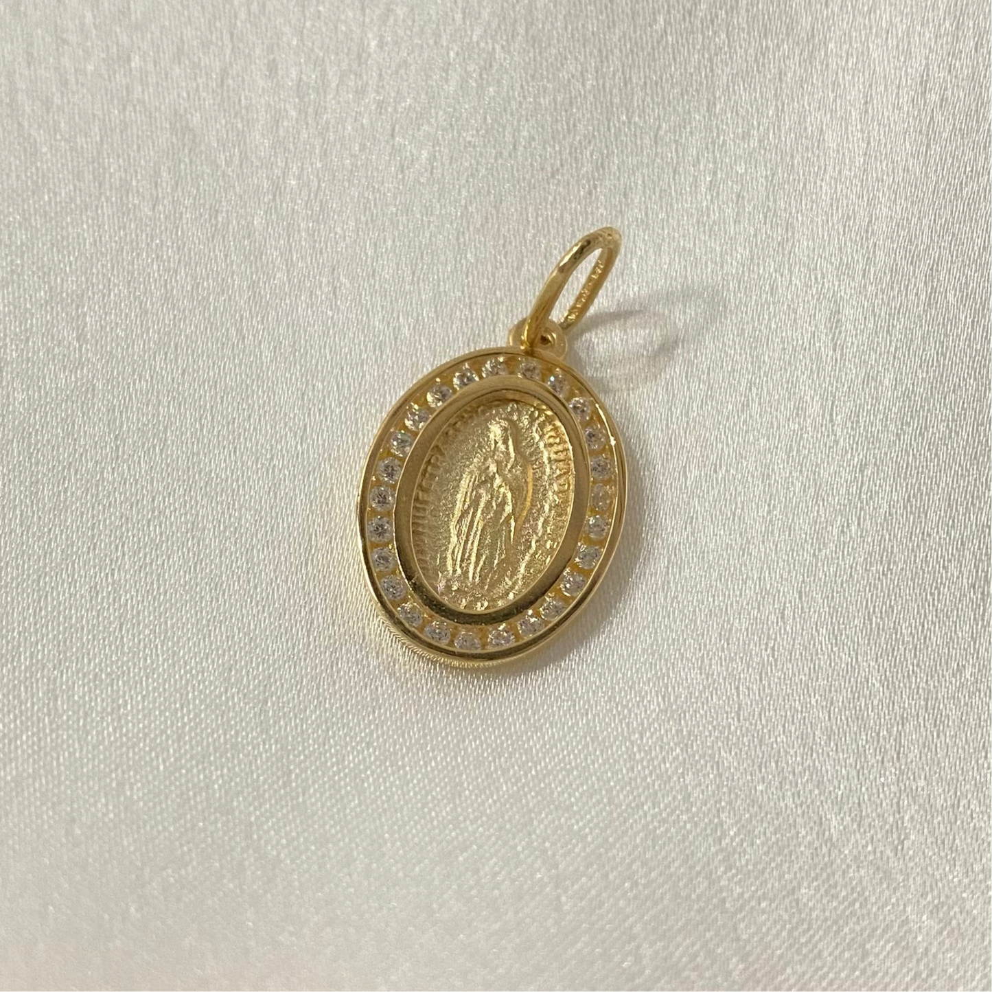 Medalla con brillos Oval 14K