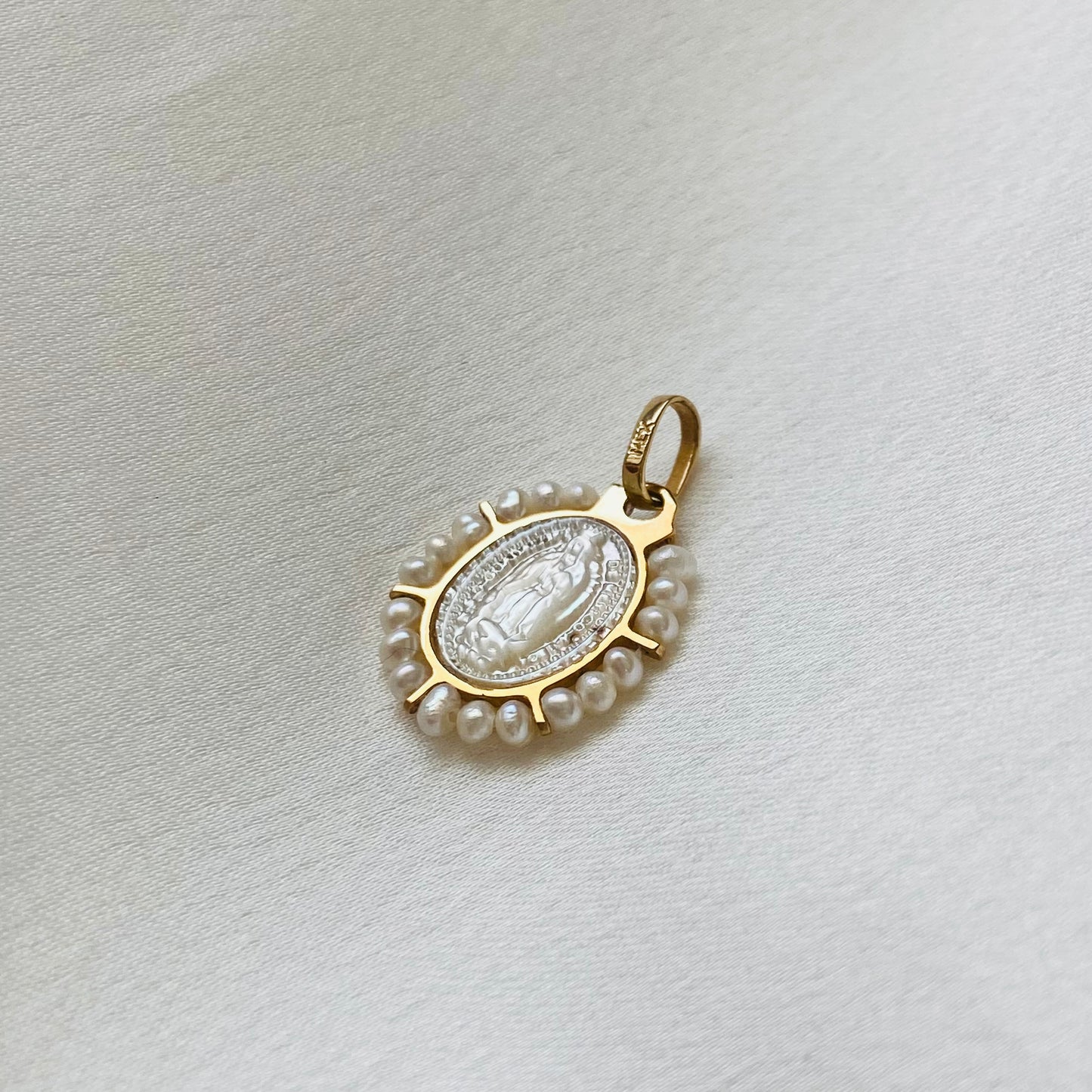 Medalla oval Madre Perla con perlas 14k