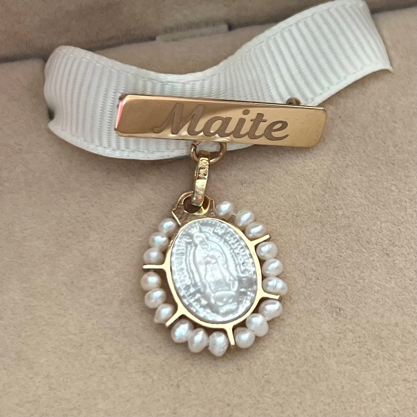 Medalla oval Madre Perla con perlas 14k