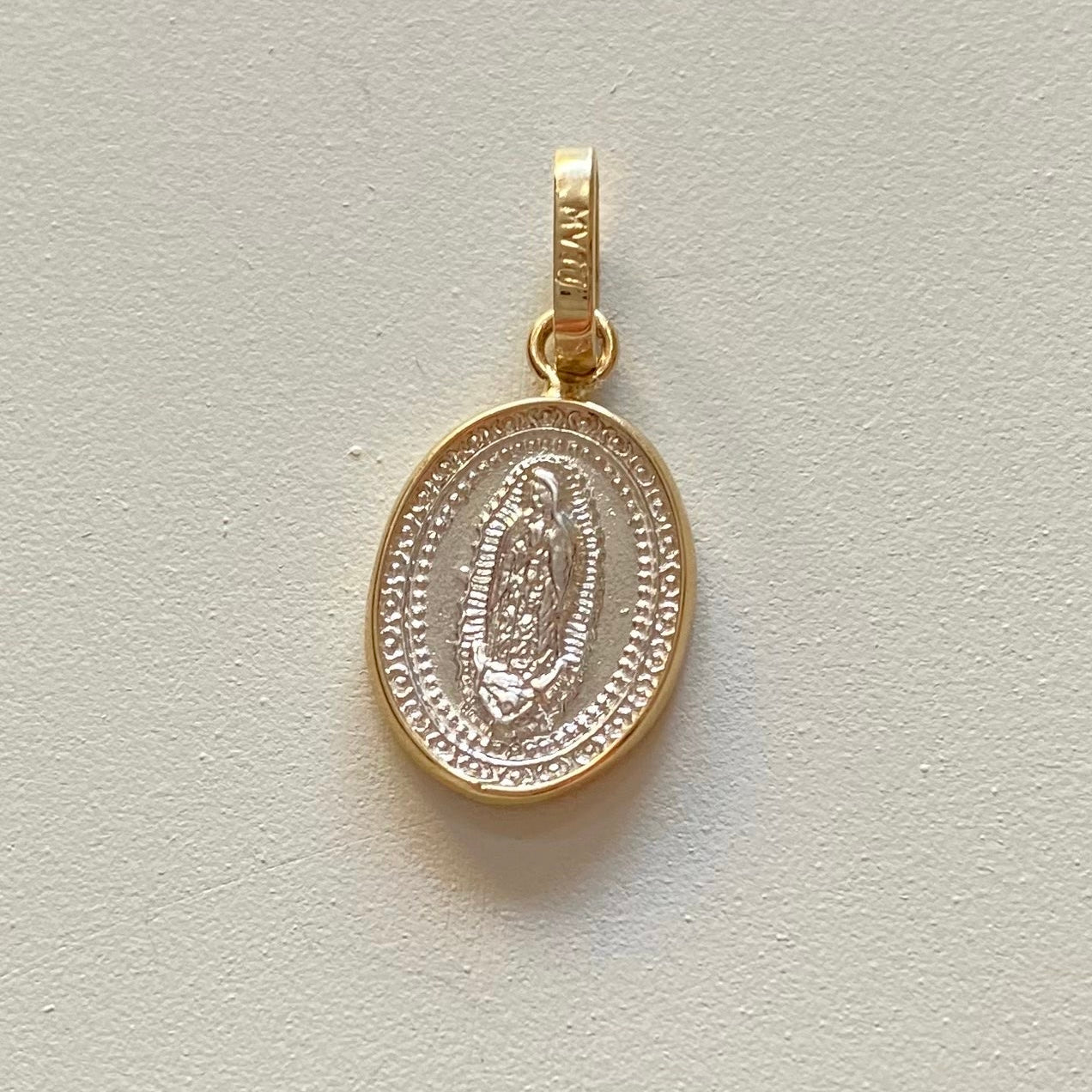 Medalla Plata con Bisel Oro 14K oval