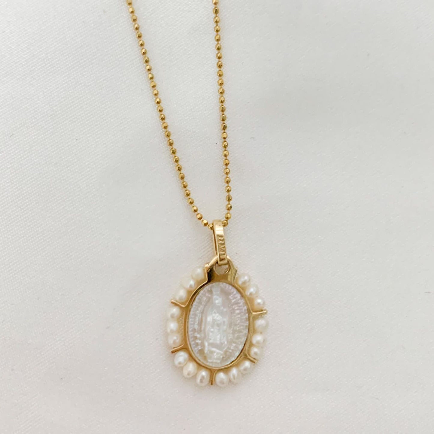 Medalla oval Madre Perla con perlas 14k